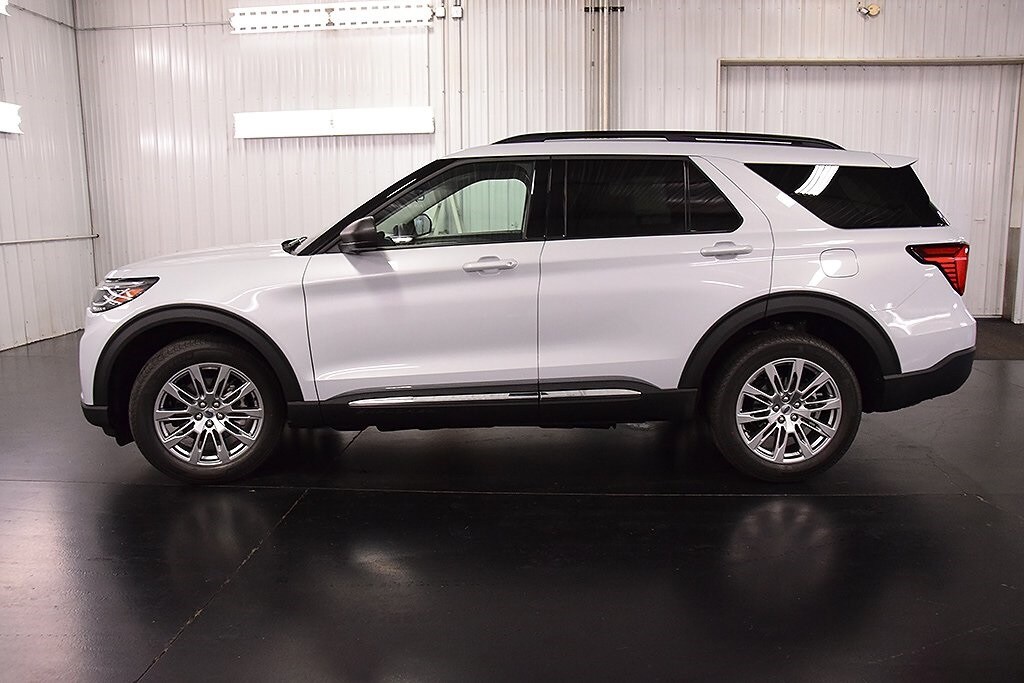 2025 Ford Explorer photo 3