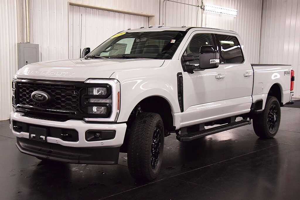 2025 Ford F-350 Lariat photo 3
