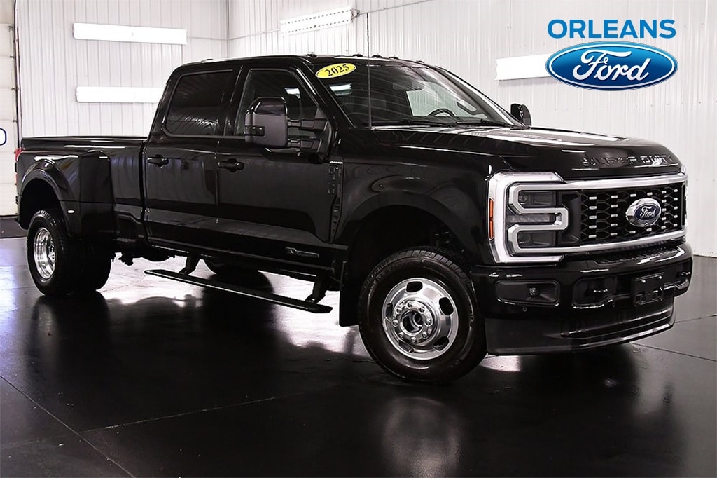 2025 Ford F-350 Super Duty Platinum's photo