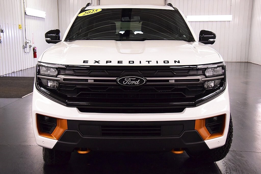 2025 Ford Expedition photo 2