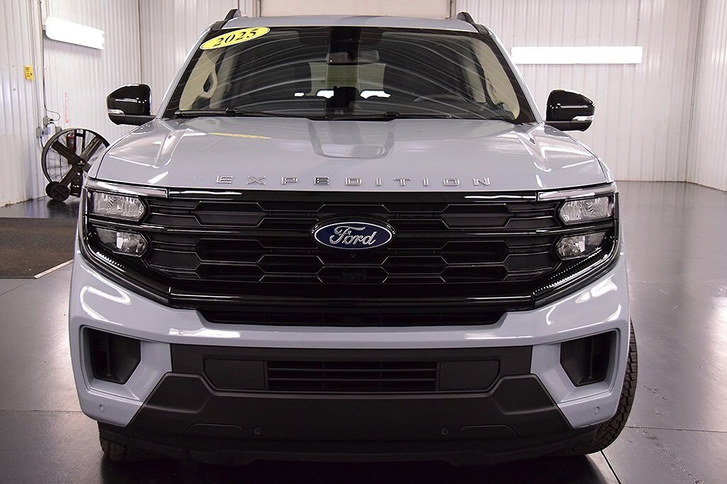 2025 Ford Expedition MAX photo 2