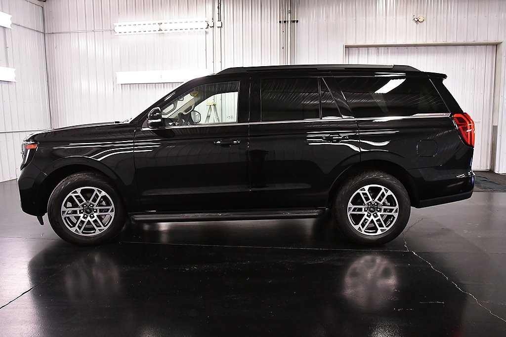 2025 Ford Expedition photo 2