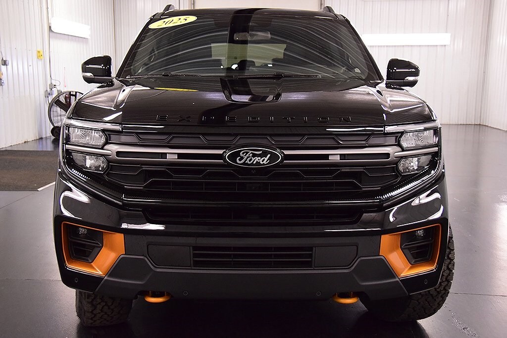 2025 Ford Expedition photo 2