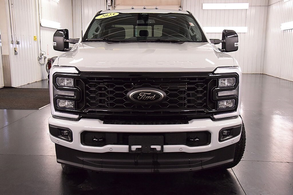 2025 Ford F-350 Lariat photo 2