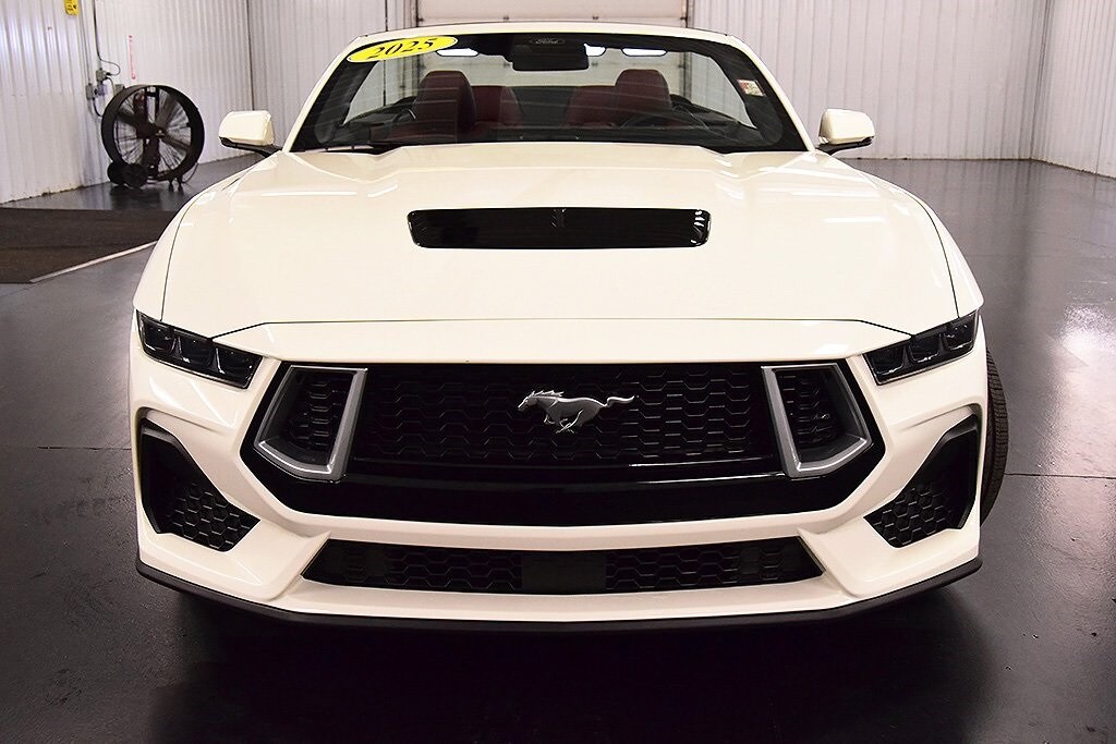 2025 Ford Mustang GT Premium photo 2