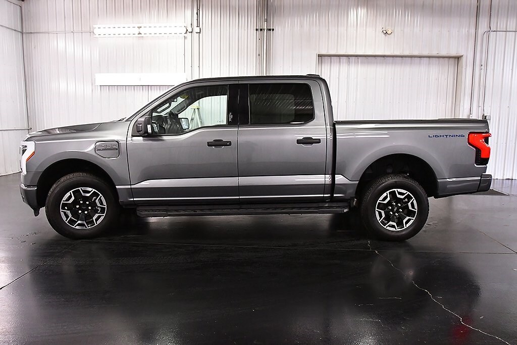 2023 Ford F-150 Lightning XLT photo 4