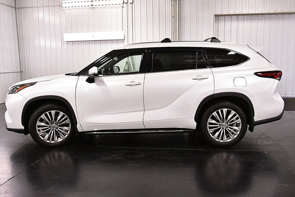 2024 Toyota Highlander Platinum photo 2
