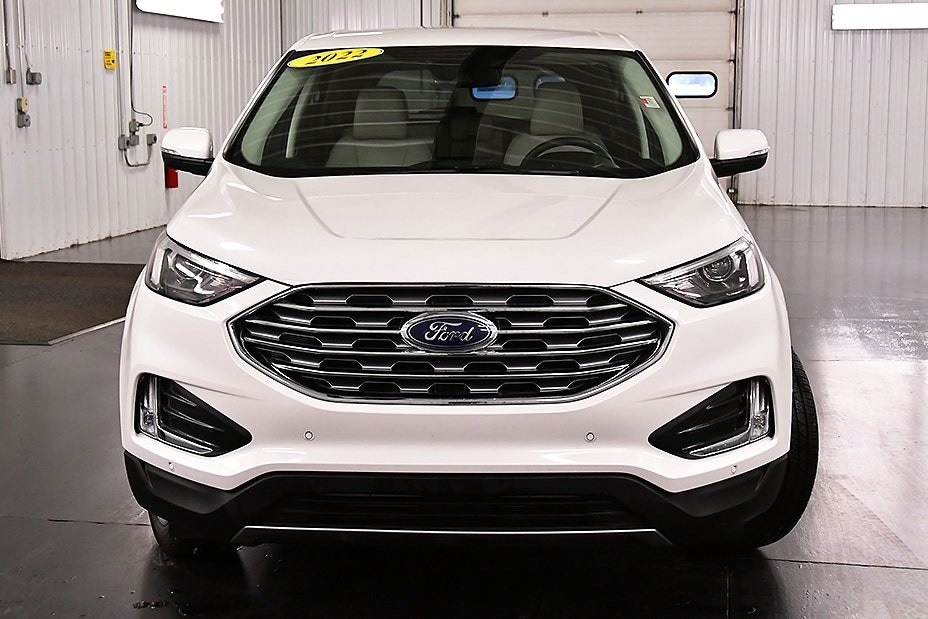 2022 Ford Edge Titanium photo 2