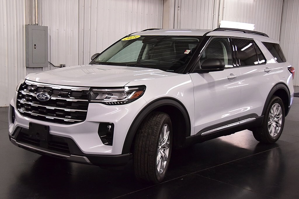 2025 Ford Explorer photo 2