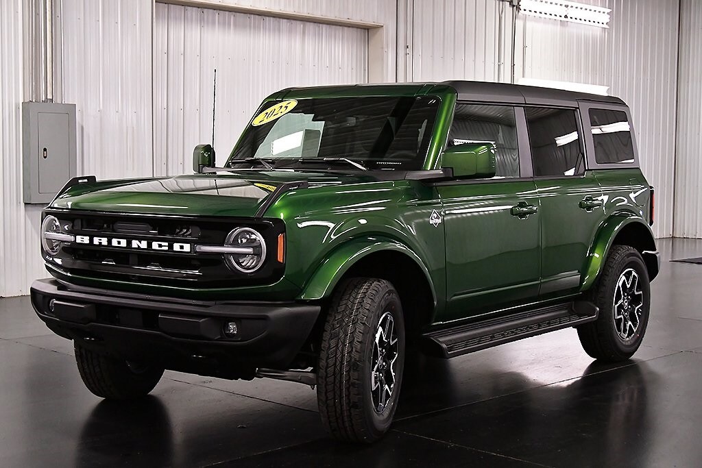 2025 Ford Bronco Outer Banks photo 3