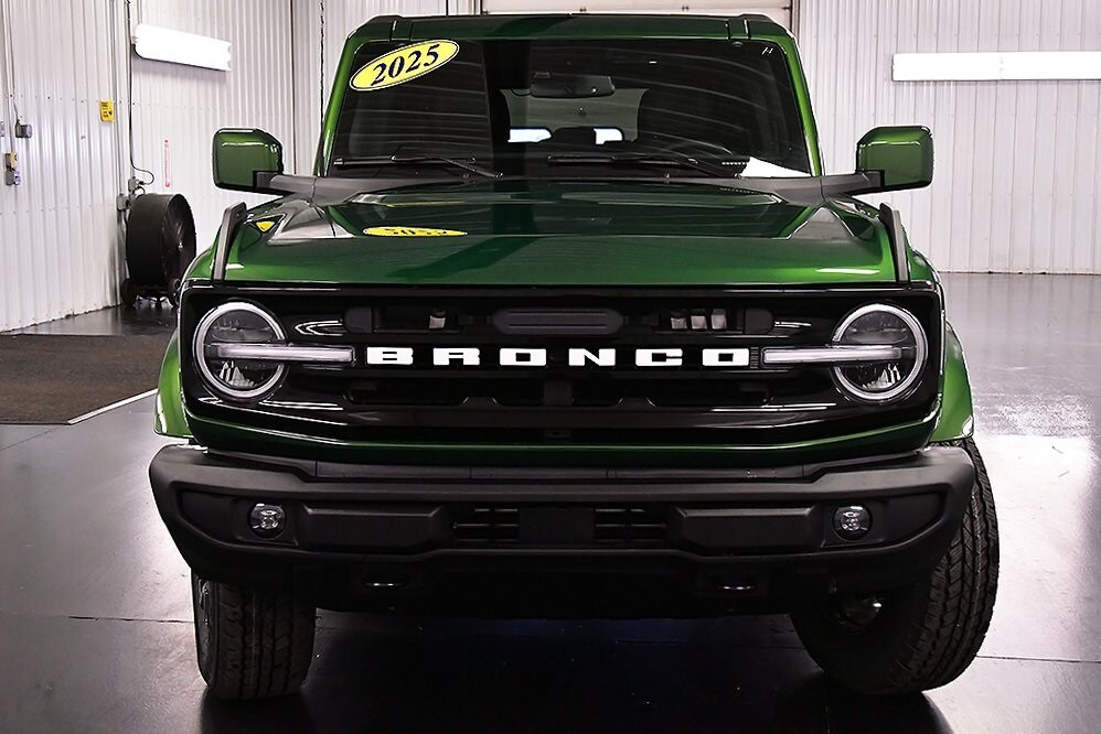 2025 Ford Bronco Outer Banks photo 2