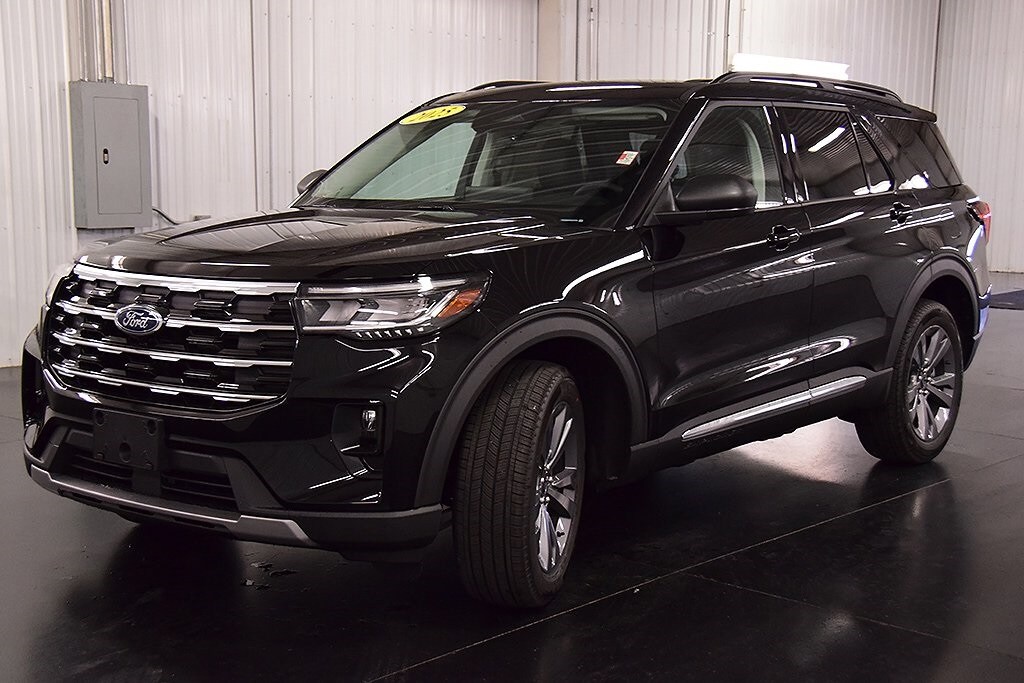 2025 Ford Explorer photo 3