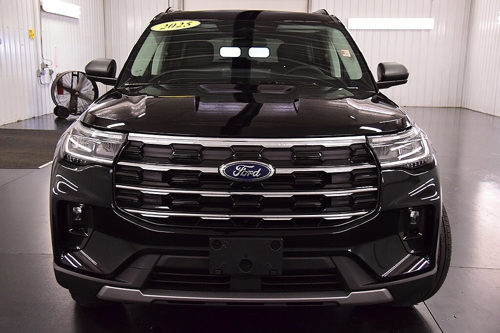 2025 Ford Explorer photo 2