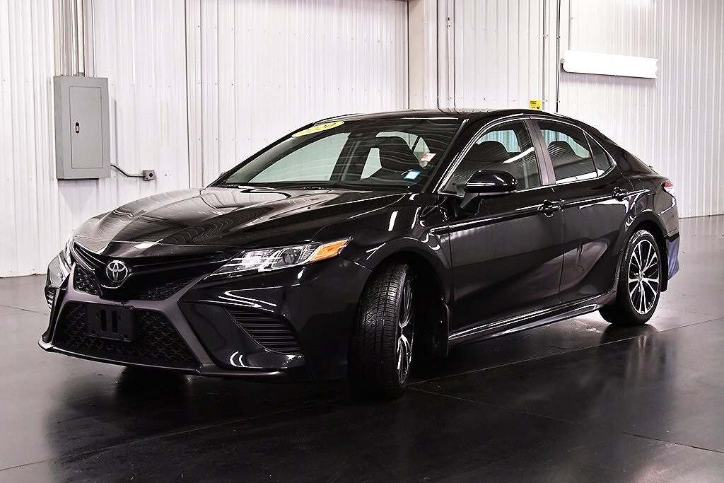 Used 2020 Toyota Camry SE Sedan