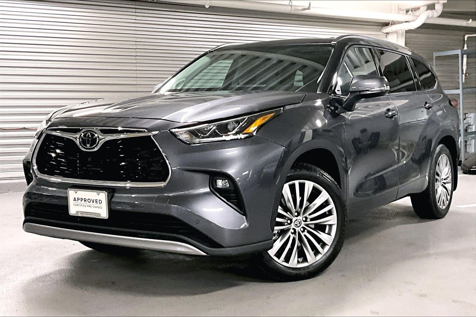 2022 Toyota Highlander Platinum's photo