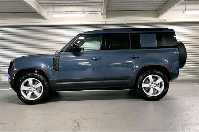 2025 Land Rover Defender 110 S photo 3