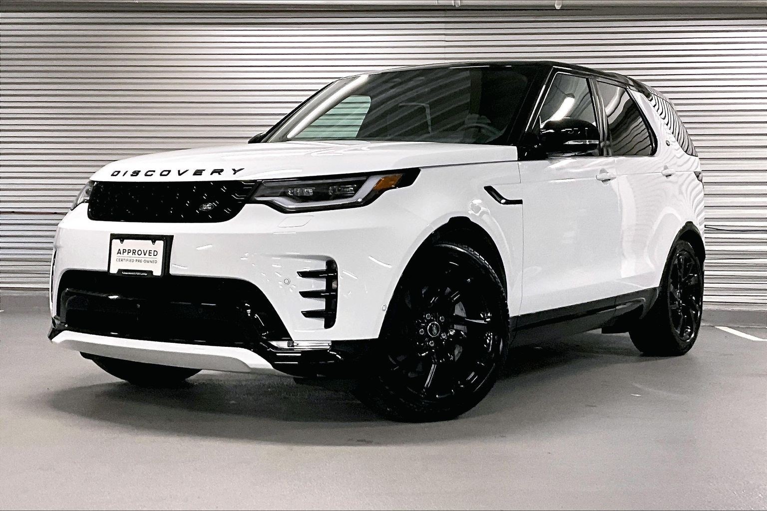 2025 Land Rover Discovery P300 Dynamic SE's photo