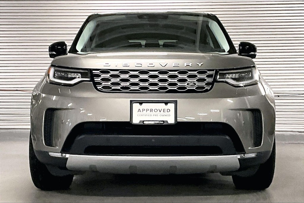 2025 Land Rover Discovery S photo 2