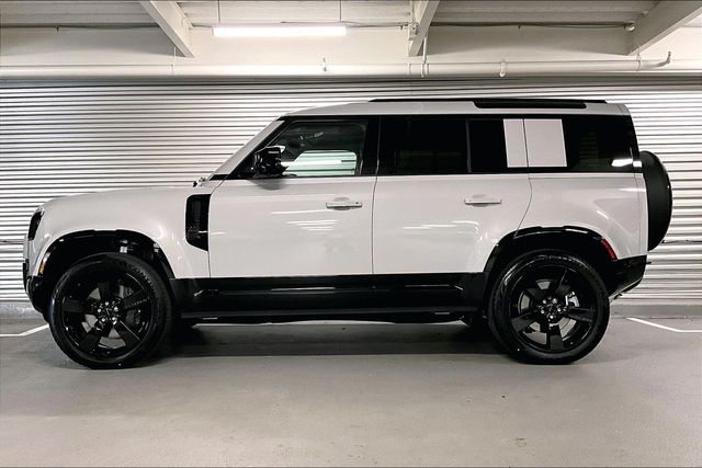 2026 Land Rover Defender 110 X-Dynamic SE photo 3