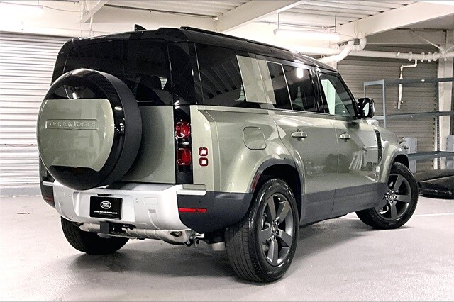 2025 Land Rover Defender 110 S photo 4