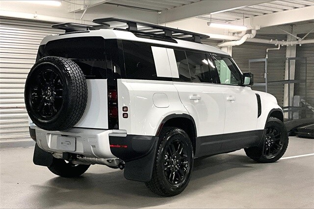 2025 Land Rover Defender 110 S photo 3