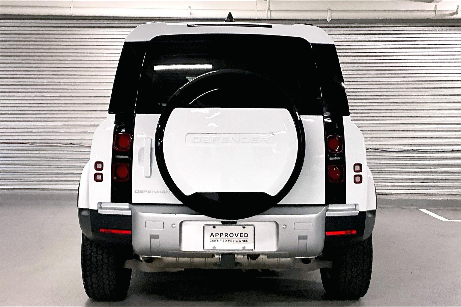 2025 Land Rover Defender 110 S photo 3