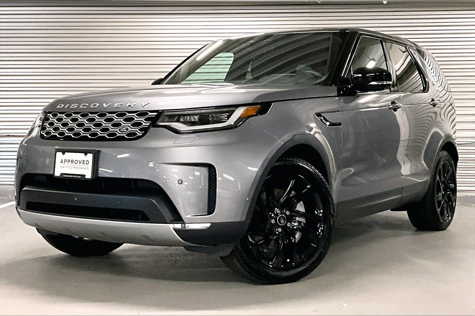 2025 Land Rover Discovery P300 S's photo