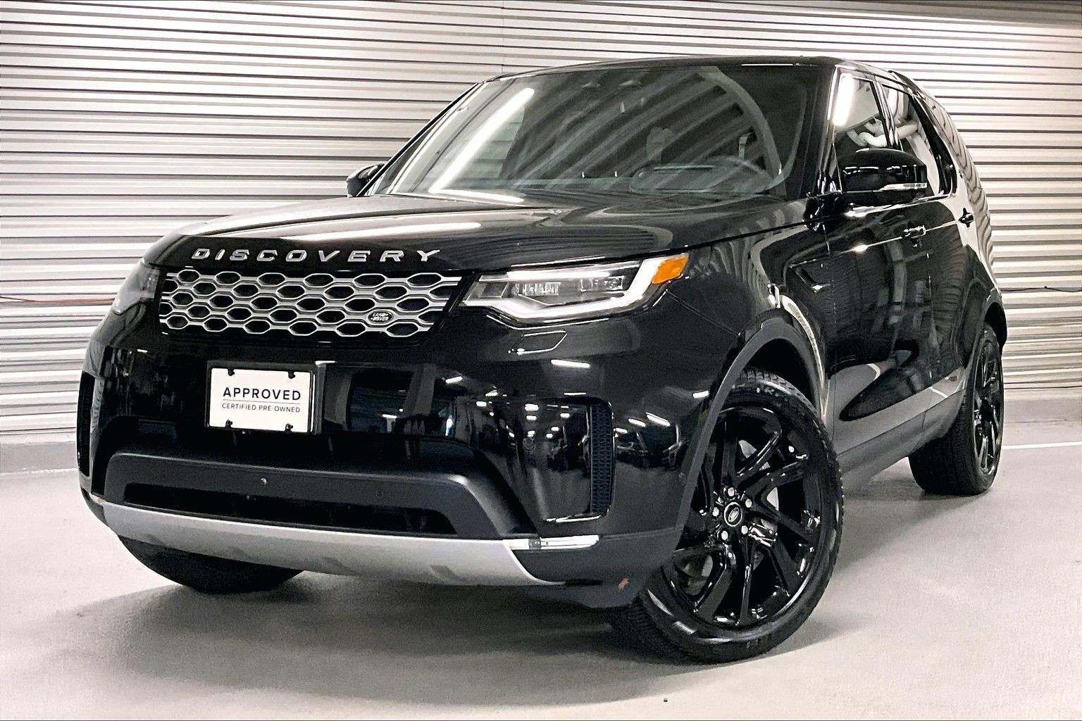 2025 Land Rover Discovery P300 S's photo