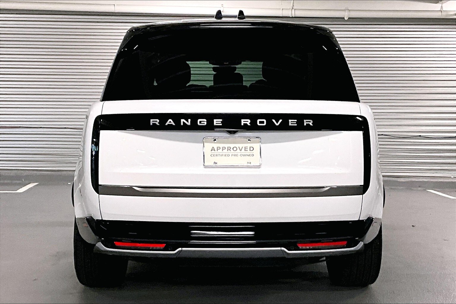 2025 Land Rover Range Rover SE photo 3
