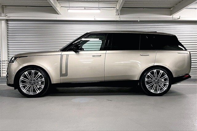 2025 Land Rover Range Rover SE photo 3