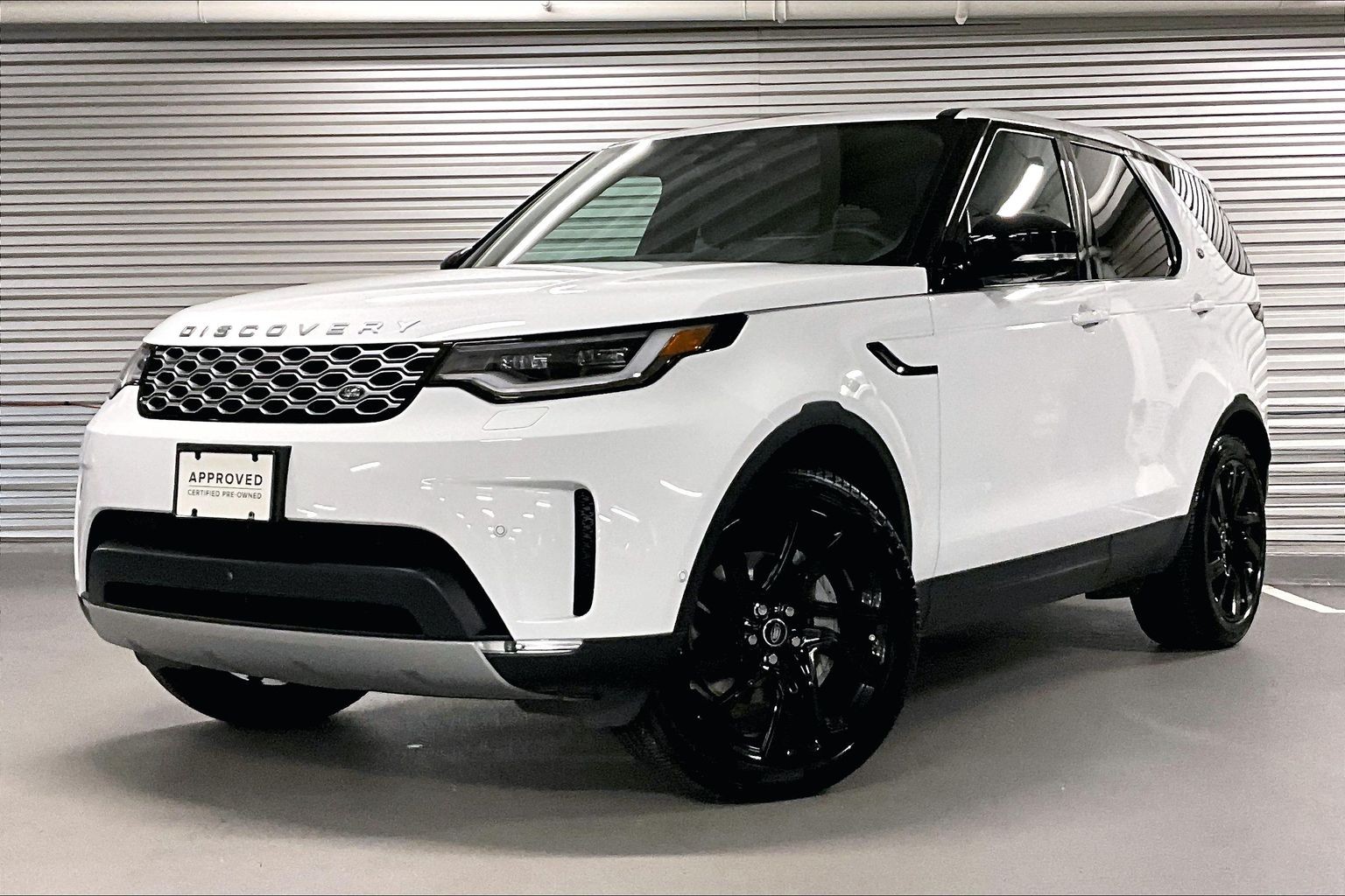 2025 Land Rover Discovery P300 S's photo