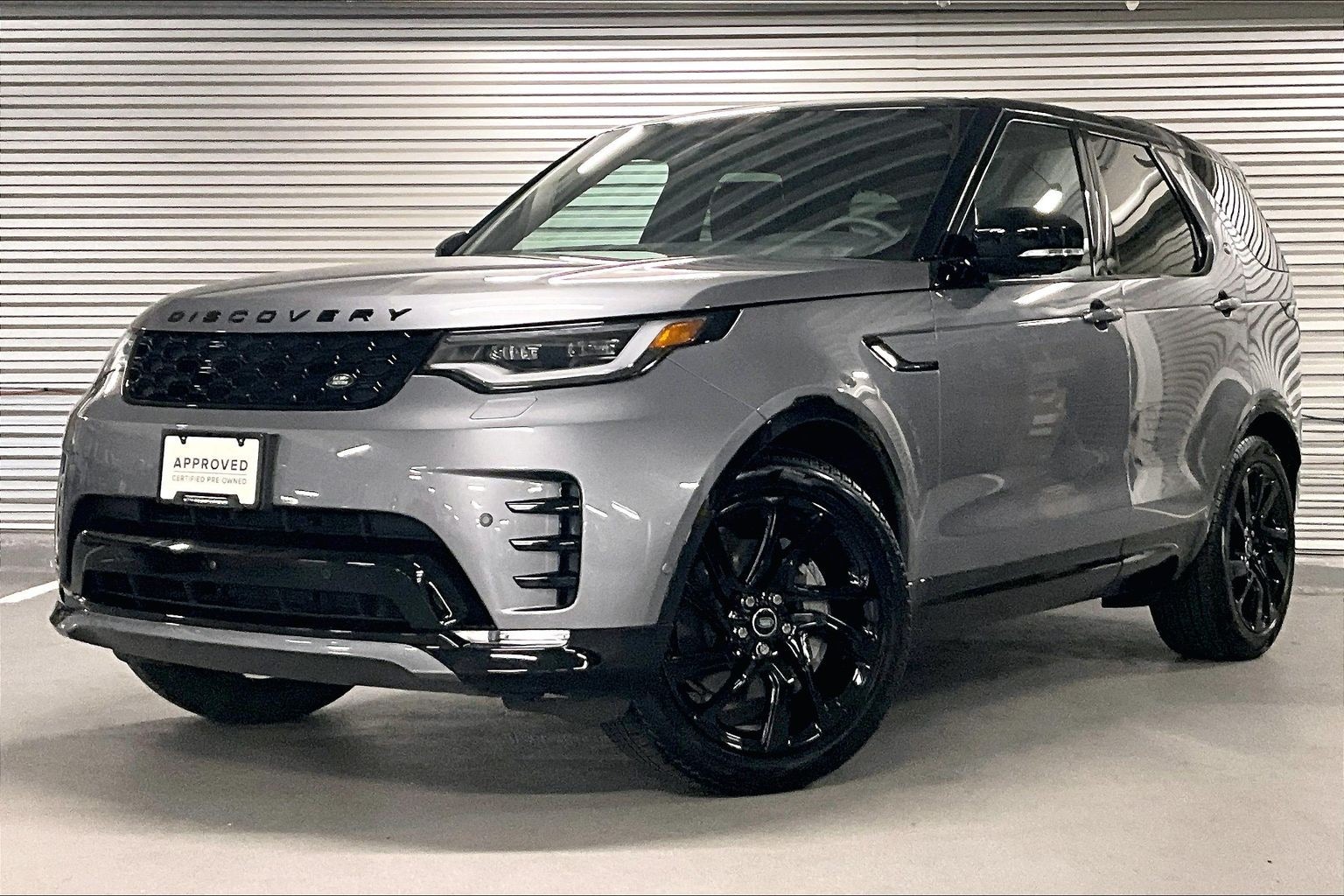 2025 Land Rover Discovery P300 Dynamic SE's photo