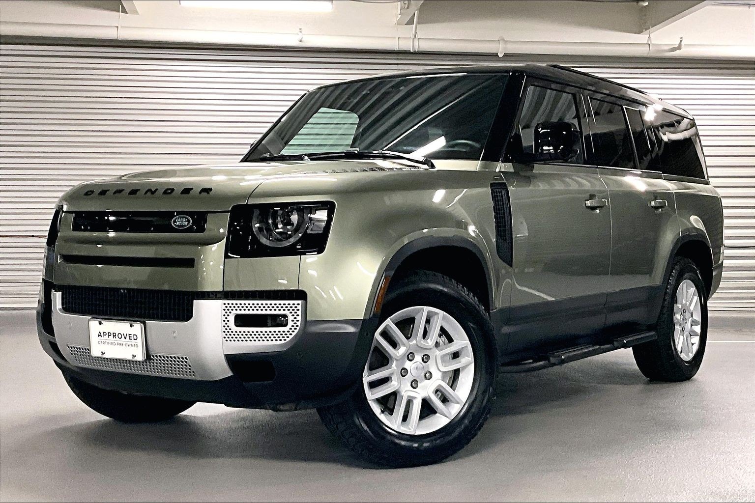 2025 Land Rover Defender S's photo