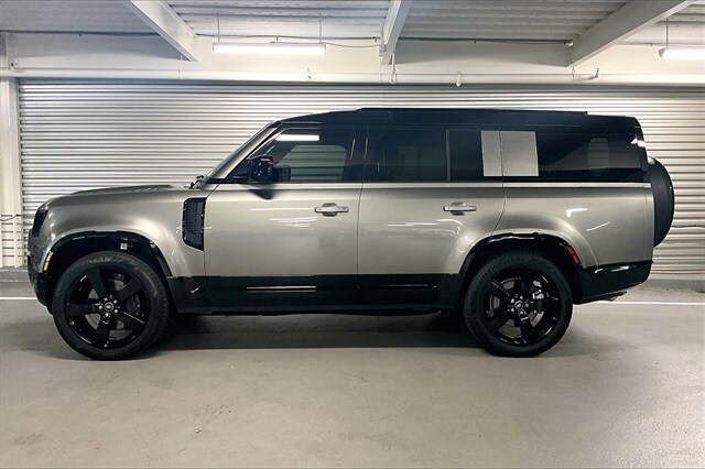 2025 Land Rover Defender 130 X-Dynamic SE photo 3
