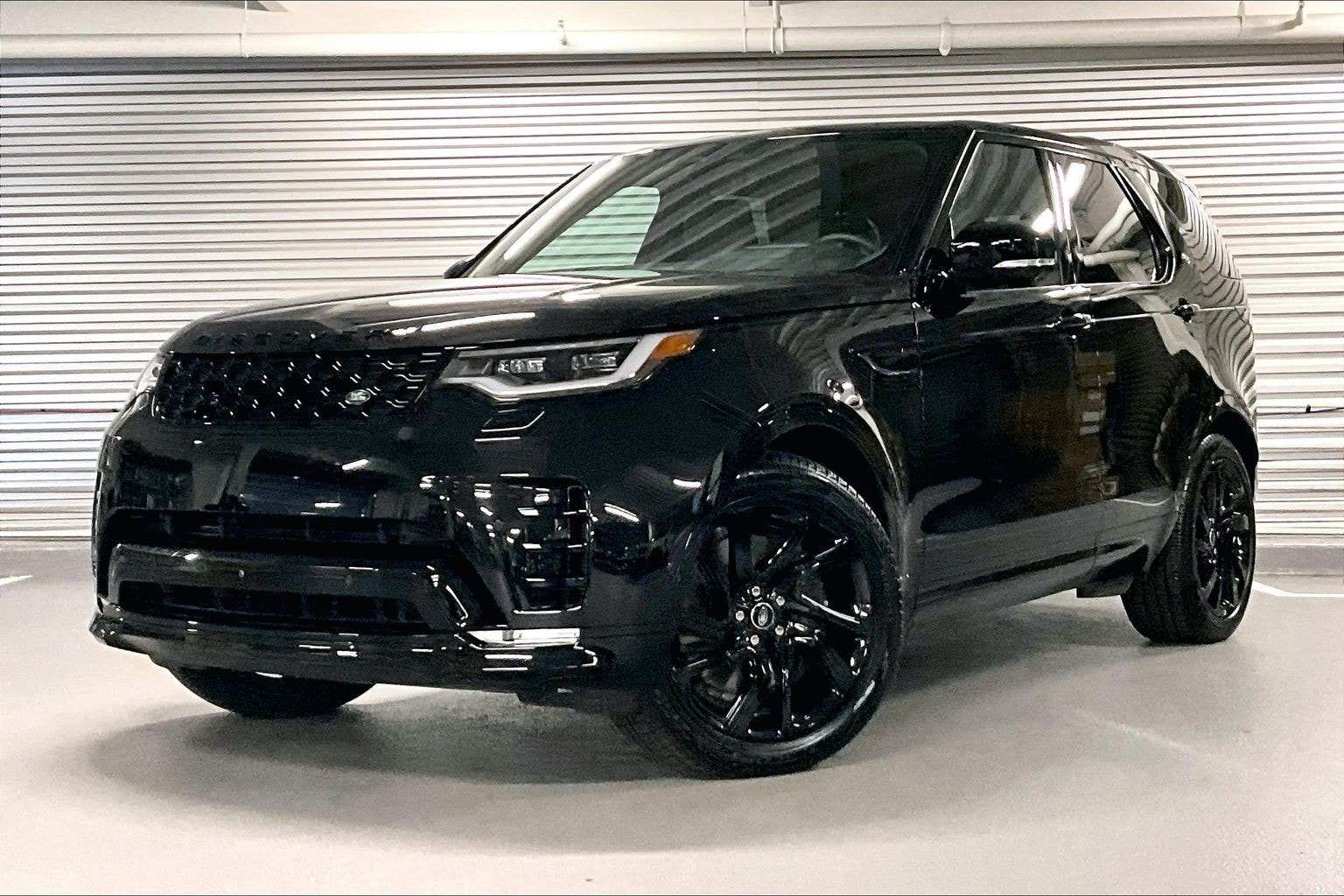 2025 Land Rover Discovery P360 Dynamic SE's photo