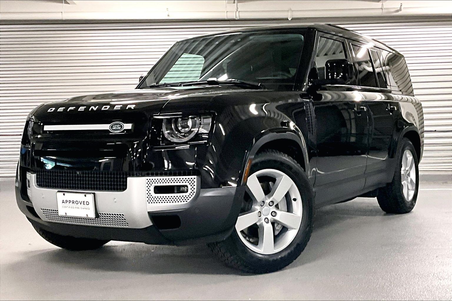 2025 Land Rover Defender S's photo