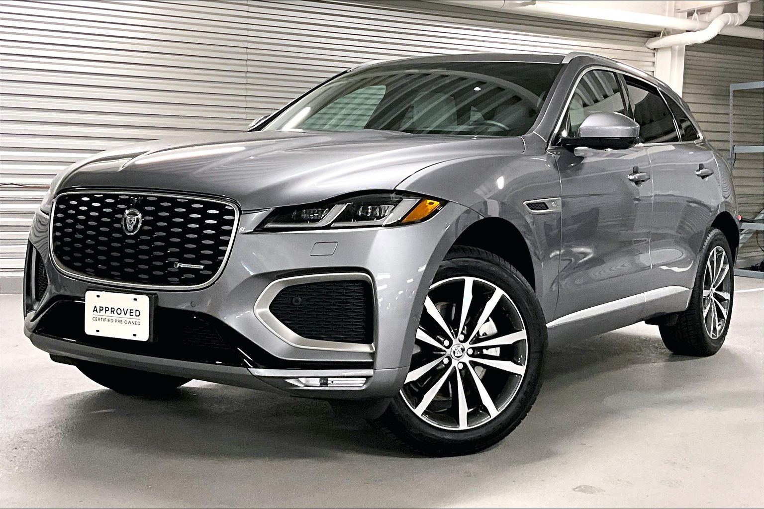 2025 Jaguar F-PACE R-Dynamic S's photo