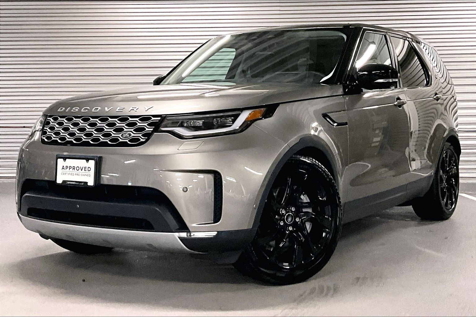 2025 Land Rover Discovery P300 S's photo