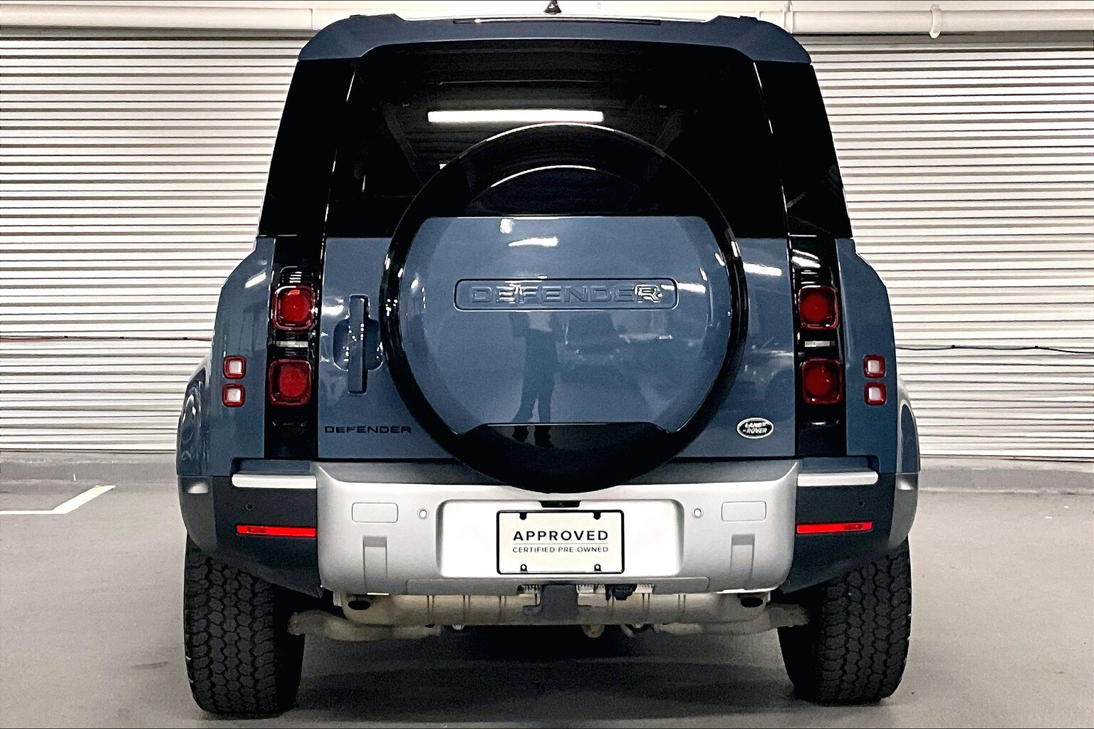 2023 Land Rover Defender 110 S photo 3