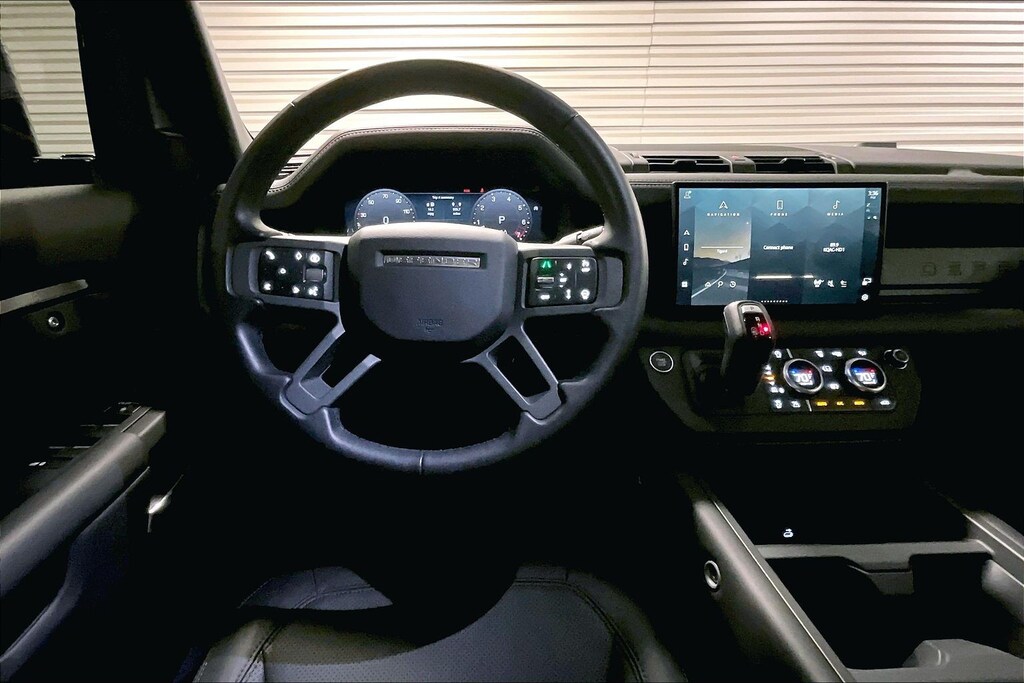 2025 Land Rover Defender X-Dynamic SE photo 2