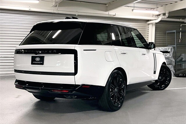 2025 Land Rover Range Rover SE photo 4
