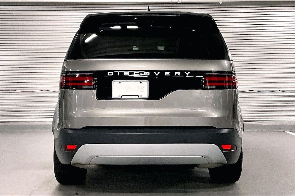 2025 Land Rover Discovery S photo 3