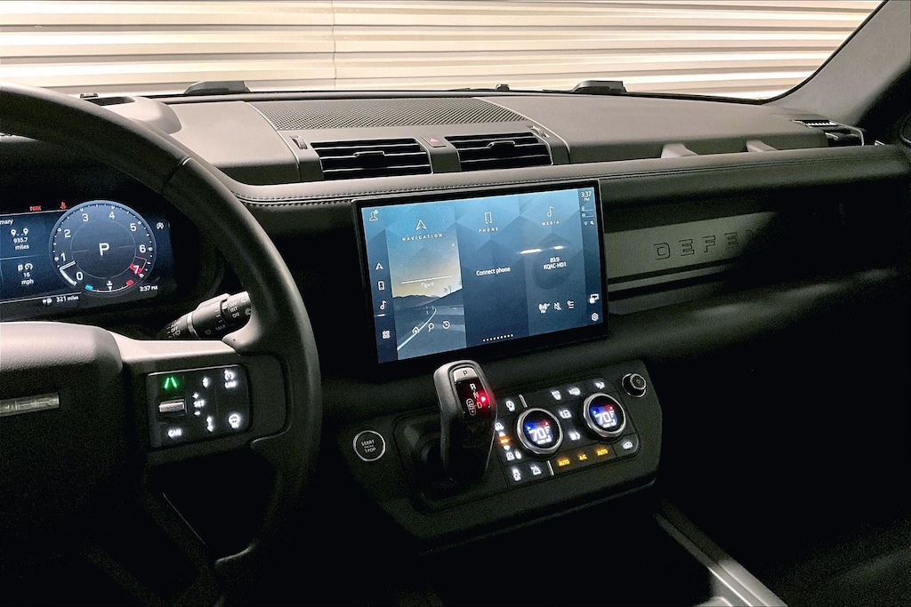 2025 Land Rover Defender X-Dynamic SE photo 3