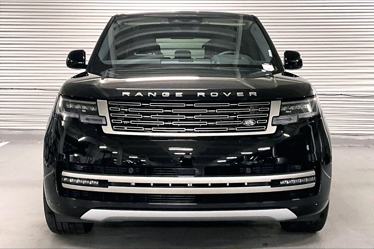 2025 Land Rover Range Rover SE photo 2