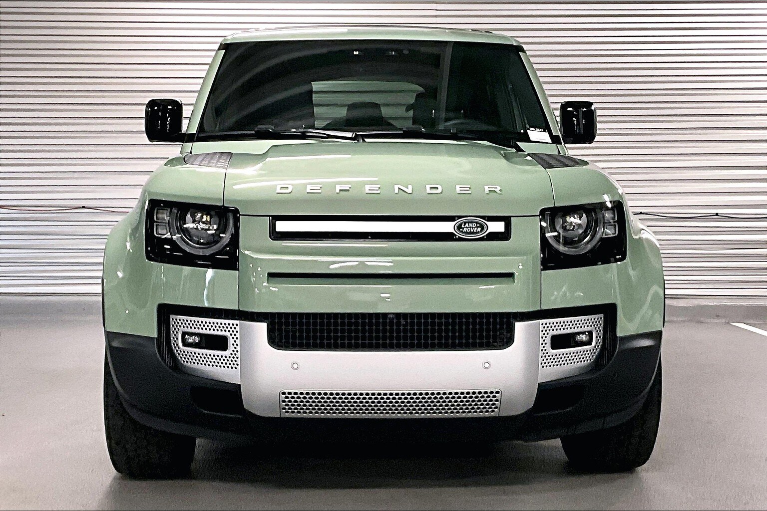 2023 Land Rover Defender 110 photo 2