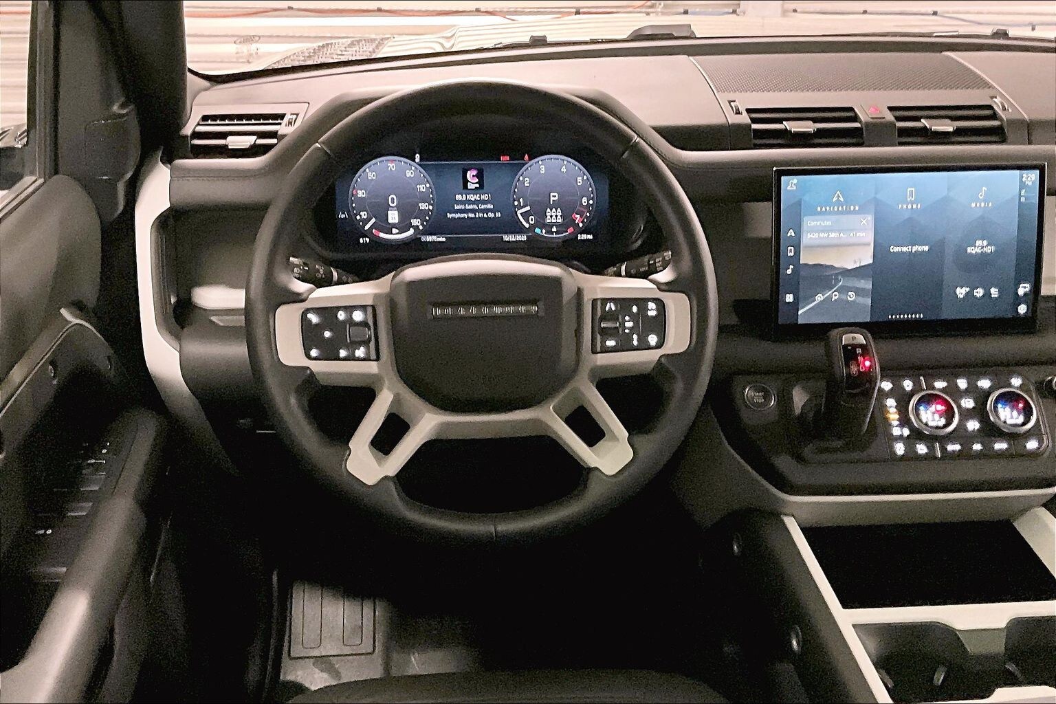 2025 Land Rover Defender 130 S photo 4