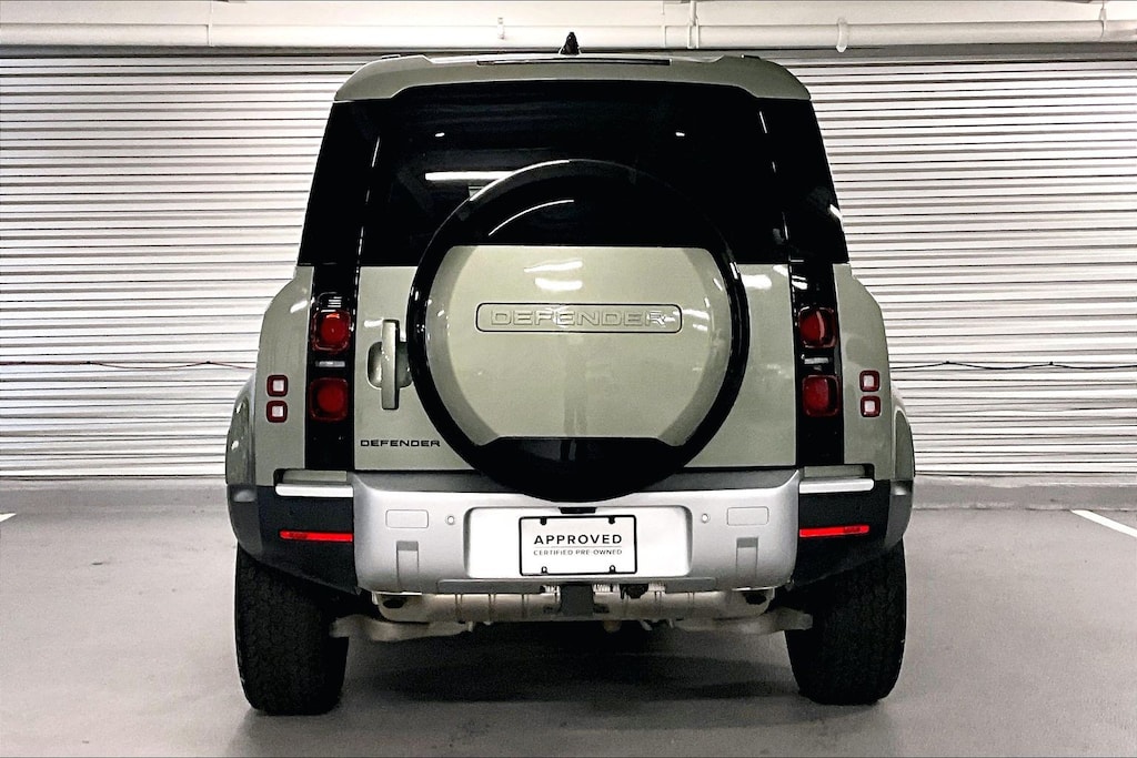 2025 Land Rover Defender 110 S photo 3