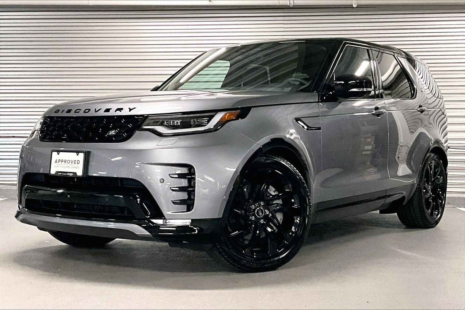 2025 Land Rover Discovery P300 Dynamic SE's photo
