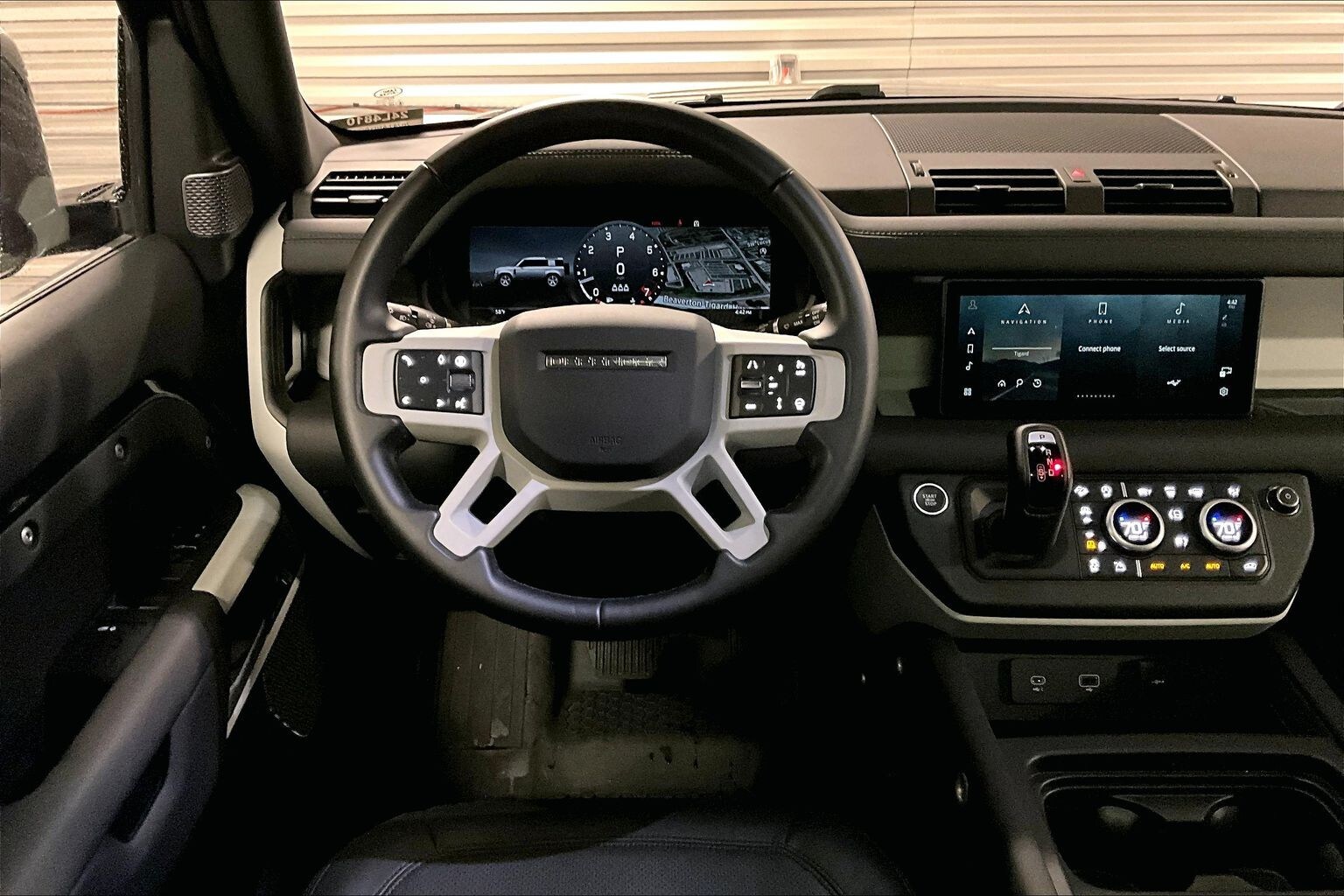 2024 Land Rover Defender 110 S photo 3