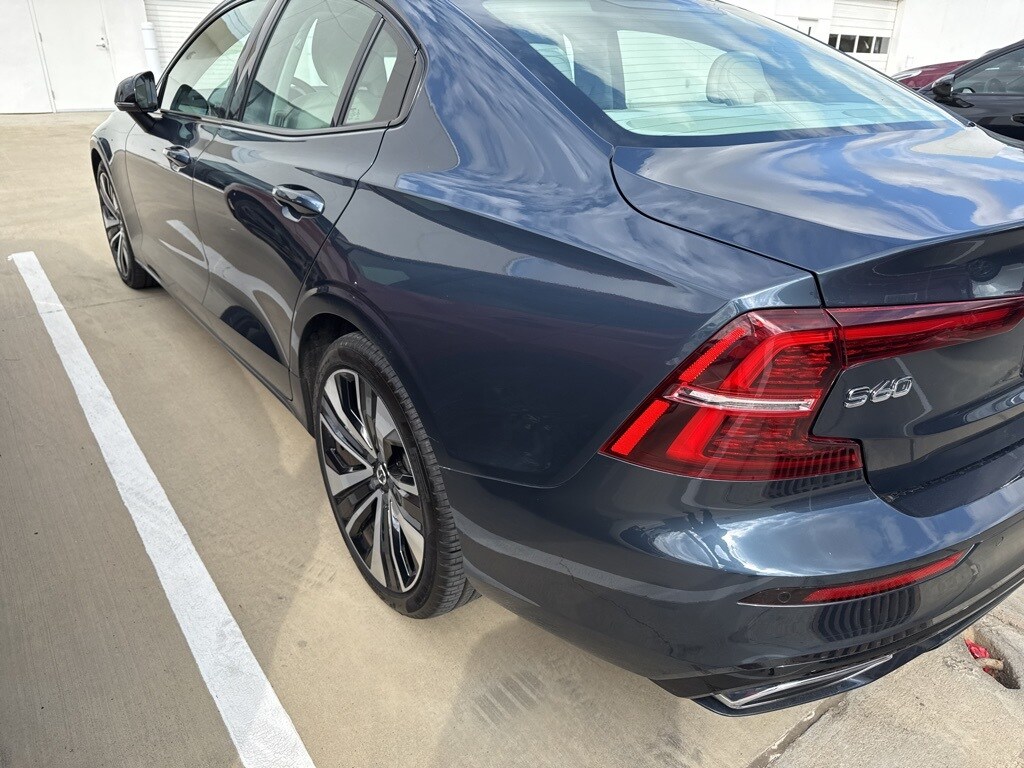 2022 Volvo S60 B5 Momentum photo 3